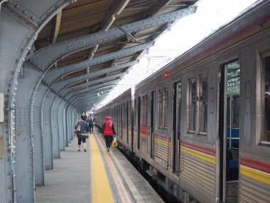 Jakarta, Endonezya - 7 Ağustos 2018: Jakartakota istasyonunda trenden disembarking yolcu.