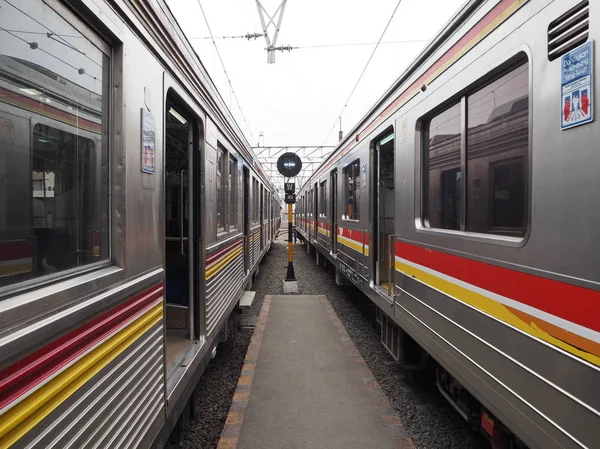 Jacarta Indonésia Agosto 2018 Dois Trens Linha Transporte Coletivo Estacionando — Fotografia de Stock