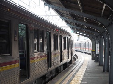 Jakarta, Endonezya - 7 Ağustos 2018: Jakartakota İstasyonu'nda otopark iki banliyö hattı Tren.