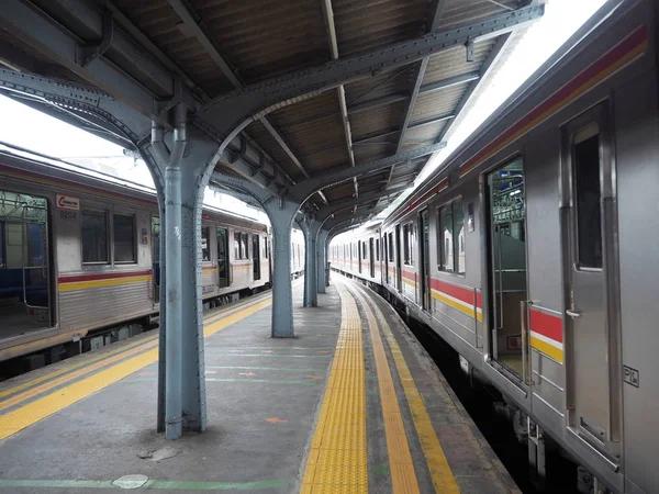 Jacarta Indonésia Agosto 2018 Dois Trens Linha Transporte Coletivo Estacionando — Fotografia de Stock