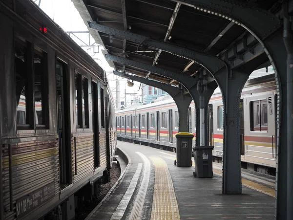 Jakarta, Endonezya - 7 Ağustos 2018: Jakartakota İstasyonu'nda otopark iki banliyö hattı Tren.