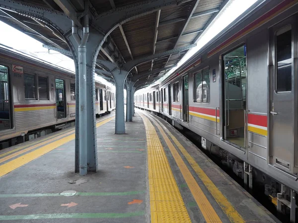 Jakarta, Endonezya - 7 Ağustos 2018: Jakartakota İstasyonu'nda otopark iki banliyö hattı Tren.