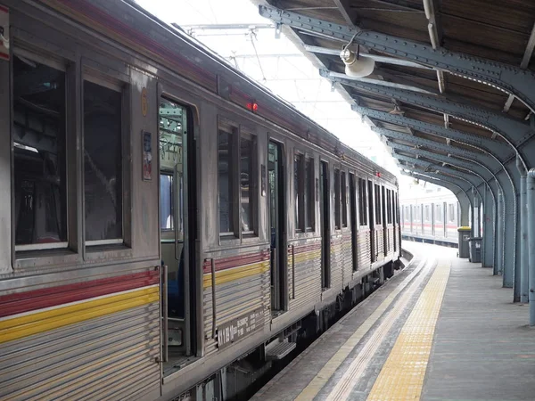 Jacarta Indonésia Agosto 2018 Dois Trens Linha Transporte Coletivo Estacionando — Fotografia de Stock