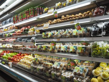 Tangerang, Endonezya - 31 Ağustos 2018: Çeşitli tür meyve vitrinin bir süpermarkette üzerinde.
