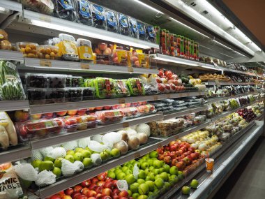 Tangerang, Endonezya - 31 Ağustos 2018: Çeşitli tür meyve vitrinin bir süpermarkette üzerinde.