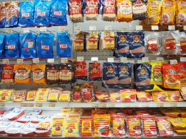 Tangerang, Endonezya - 31 Ağustos 2018: Çeşitli tür bir vitrinin bir süpermarkette üzerinde işlenmiş etler.