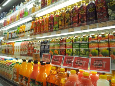Tangerang, Endonezya - 31 Ağustos 2018: Çeşitli tür bir şişe meyve suları üzerinde bir süpermarkette vitrin.