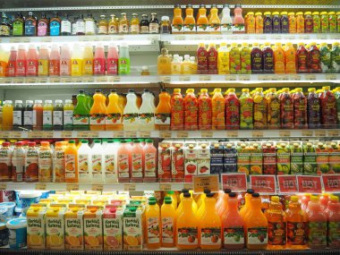 Tangerang, Endonezya - 31 Ağustos 2018: Çeşitli tür bir şişe meyve suları üzerinde bir süpermarkette vitrin.