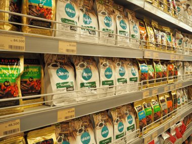 Tangerang, Endonezya - 31 Ağustos 2018: Çeşitli tür bir vitrinin bir süpermarkette üzerinde hazır kahve.