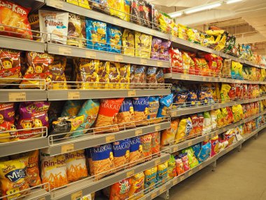 Tangerang, Endonezya - 31 Ağustos 2018: Çeşitli tür cips ve vitrin bir süpermarkette snacks.