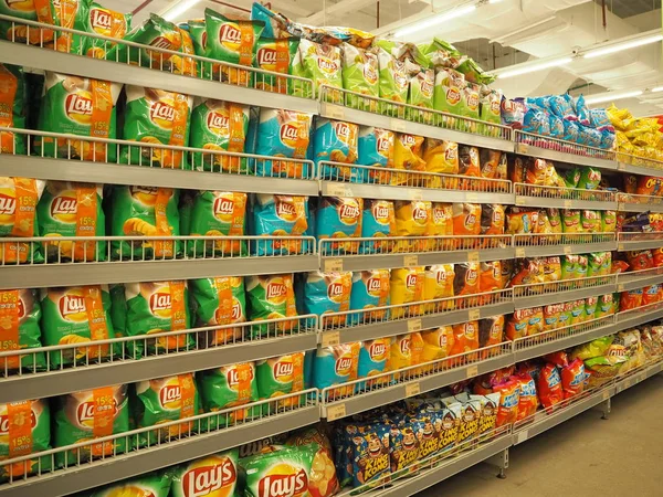 Tangerang, Endonezya - 31 Ağustos 2018: Çeşitli tür cips ve vitrin bir süpermarkette snacks.