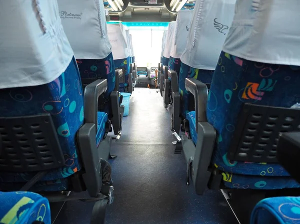 Tangerang, Endonezya - 29 Ağustos 2018: İç bir şehirlerarası otobüs.