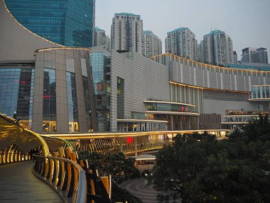 Jakarta, Endonezya - 29 Ağustos 2018: Bir fütüristik tasarım yaya köprüsü çevre Geçitin Central Park Alışveriş Merkezi ve Neo Soho alışveriş merkezi arasında uzanan.