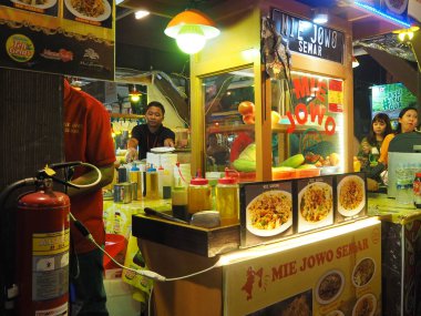 Tangerang, Endonezya - 29 Ağustos 2018: bazı gıda satıcıları Serpong mutfak Festivali'nde etrafa bakıyor insanlar.