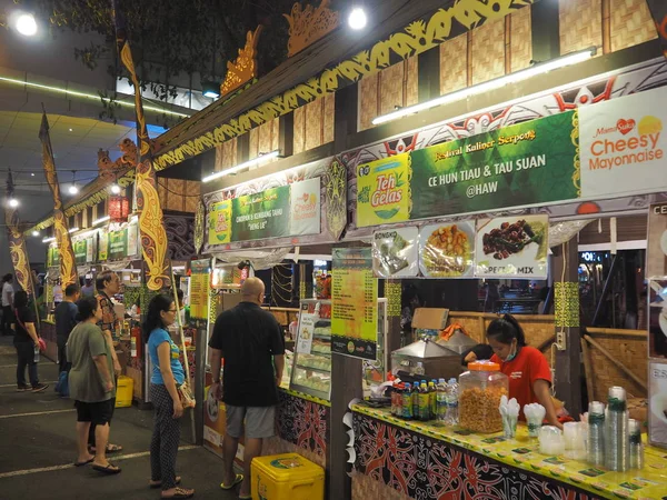 Tangerang Indonesien Augusti 2018 Personer Tittar Runt Vissa Livsmedel Leverantörer — Stockfoto