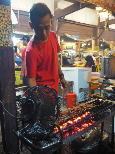 Tangerang Indonesië Augustus 2018 Een Man Grillen Van Tientallen Satays — Stockfoto