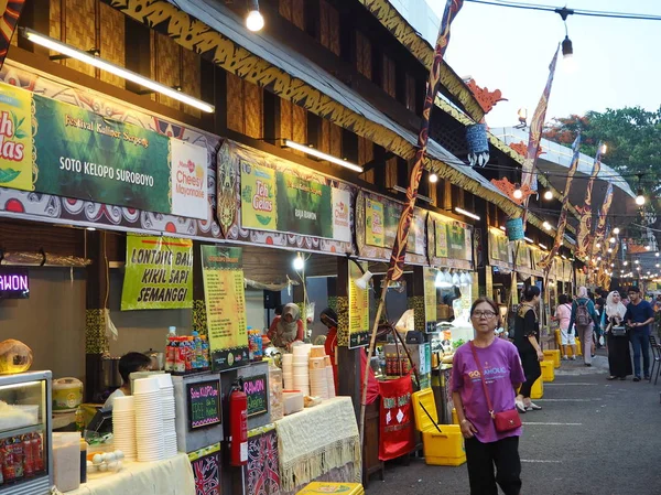 Tangerang Indonesië Augustus 2018 Mensen Zoek Rond Sommige Voedsel Leveranciers — Stockfoto