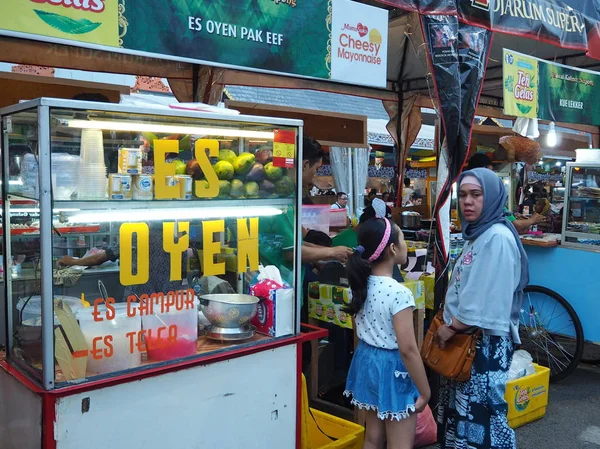 Tangerang Indonesië Augustus 2018 Mensen Zoek Rond Sommige Voedsel Leveranciers — Stockfoto