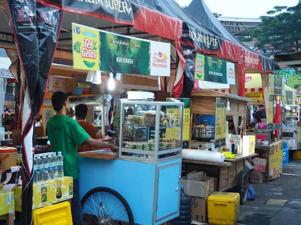 Tangerang, Endonezya - 31 Ağustos 2018: Sokak gıda satıcıları çeşitli Endonezya gıda Serpong mutfak Festivali'nde satmak.