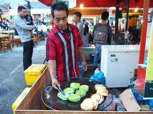 唐格朗 印度尼西亚 2018年8月31日 食物卖主烘烤一些面包在平底锅在塞尔彭烹饪节日 — 图库照片
