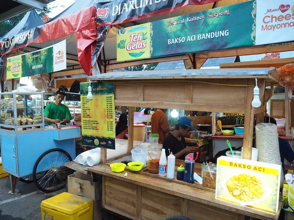 唐格朗 印度尼西亚 2018年8月31日 街头食品销售商在塞尔彭美食节出售各种印尼美食 — 图库照片