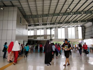 Jakarta, Endonezya - 20 Kasım 2017: Jakarta yolcular banliyö hattı gel tren ve Tanah Abang İstasyonu'na git.