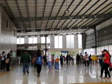 Jakarta, Endonezya - 20 Kasım 2017: Jakarta yolcular banliyö hattı gel tren ve Tanah Abang İstasyonu'na git.