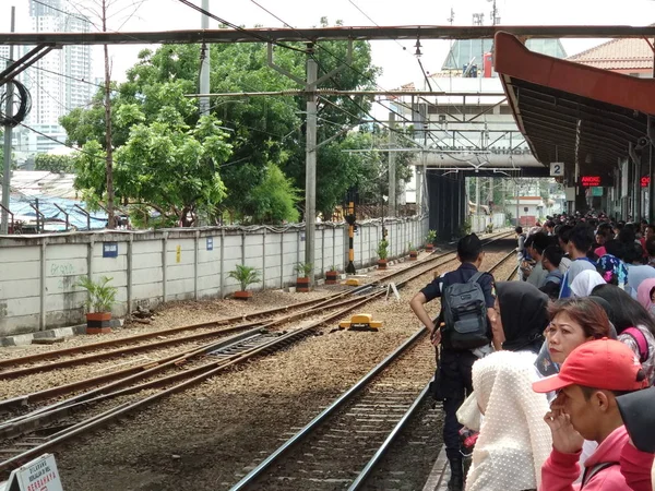 Jakarta Indonesien November 2017 Skara Människor Väntar Tåget Vid Tanah — Stockfoto