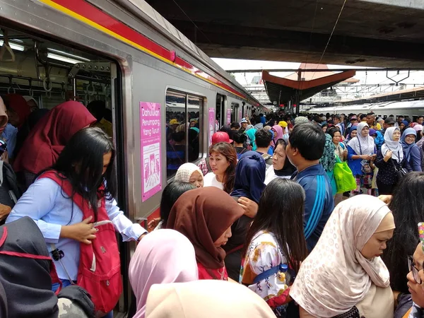 Jakarta Indonesië November 2017 Menigte Van Mensen Stapt Uit Trein — Stockfoto