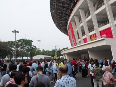 Jakarta, Endonezya - 12 Ekim 2018: Kalabalık satırlarında dizilmiş insan Gelora tıkamak Karno Stadyumu girmek için.