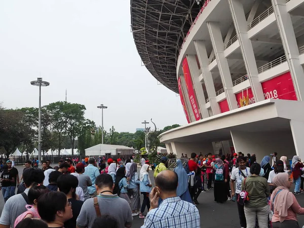 Jakarta, Endonezya - 12 Ekim 2018: Kalabalık satırlarında dizilmiş insan Gelora tıkamak Karno Stadyumu girmek için.