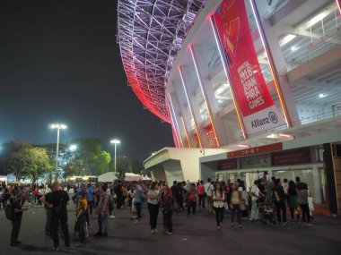 Jakarta, Endonezya - 12 Ekim 2018: İnsan kalabalığı bırakın Stadyumu tribün para izledikten sonra Asya Para oyunları 2018 yılında Atletizm Oyunları.