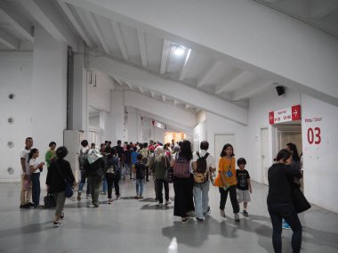 Jakarta, Endonezya - 12 Ekim 2018: İnsan kalabalığı bırakın Stadyumu tribün para izledikten sonra Asya Para oyunları 2018 yılında Atletizm Oyunları.