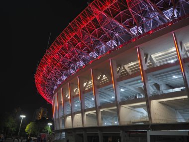 Jakarta, Endonezya - 12 Ekim 2018: Renkli ışıklar Gelora tıkamak Karno (Gbk) ana Stadyumu cephe aydınlatmak.