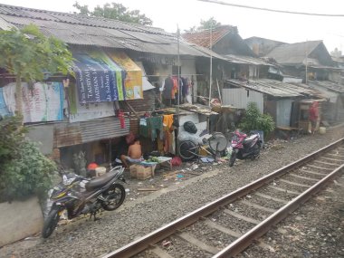 Jakarta, Endonezya - 25 Kasım 2017: İşgalciler Batı Jakarta demiryolu parça boyunca evler.