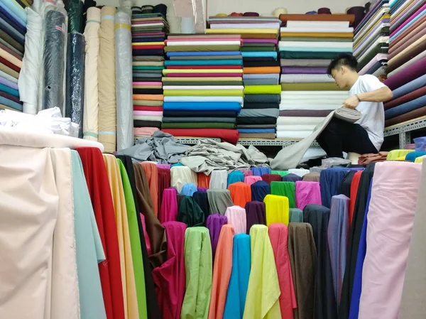 Jakarta Indonesia November 2017 Man Rolls Fabric Textile Shop Pasar — Zdjęcie stockowe