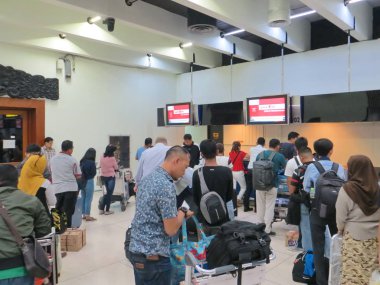 Jakarta, Endonezya - 28 Ekim 2018: Kalabalık satırında Lion Air check-in Soekarno Hatta Havaalanı kontuarında önünde duran insanlar.