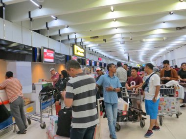 Jakarta, Endonezya - 28 Ekim 2018: Kalabalık satırında Lion Air check-in Soekarno Hatta Havaalanı kontuarında önünde duran insanlar.