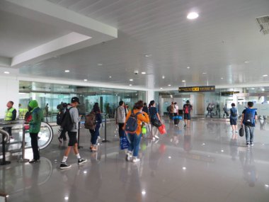 Semarang, Endonezya - 28 Ekim 2018: Ahmad Yani Uluslararası Havaalanı terminali içine ticari havayolları yolcu karaya.