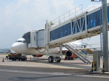 Semarang, Endonezya - 28 Ekim 2018: köprü Ahmad Yani Uluslararası Havaalanı'nda bir uçak ile bağlayan yatılı bir yolcu.