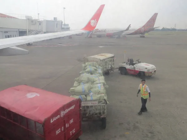 Jacarta Indonésia Outubro 2018 Comboio Carga Contendo Bagagem Passageiros Aeronaves — Fotografia de Stock