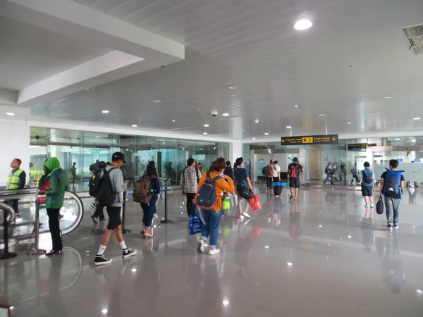 Semarang Indonesia Octubre 2018 Pasajeros Aerolíneas Comerciales Desembarcan Terminal Aeropuerto — Foto de Stock