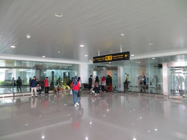 Semarang Indonesië Oktober 2018 Passagiers Van Luchtvaartmaatschappijen Uitstappen Terminal Ahmad — Stockfoto