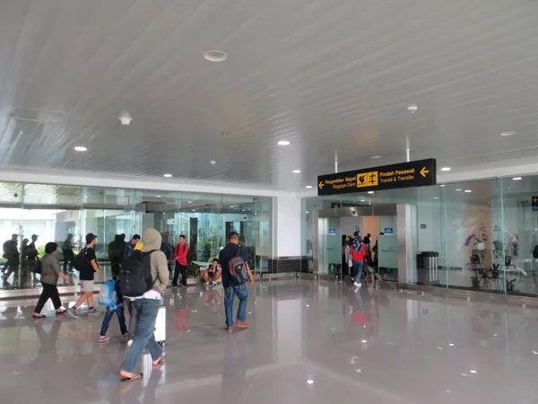 Semarang Indonésie Října 2018 Cestující Komerčních Leteckých Společností Vystupují Terminálu — Stock fotografie