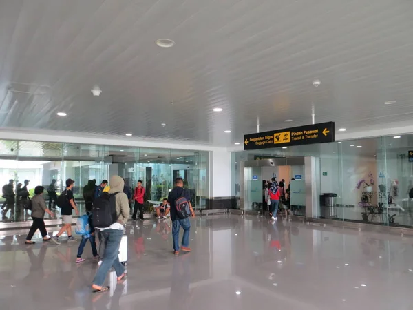 Semarang Indonesië Oktober 2018 Passagiers Van Luchtvaartmaatschappijen Uitstappen Terminal Ahmad — Stockfoto