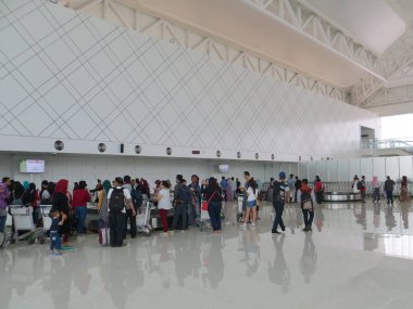 Semarang, Endonezya - 28 Ekim 2018: Varış yolcu Bagaj Ahmad Yani Uluslararası Havaalanı uçaktan boş bekleyen Bagaj konveyör etrafında durmak.