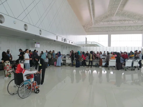 Semarang Indonésie Října 2018 Příchod Cestující Postávat Čeká Jejich Zavazadla — Stock fotografie
