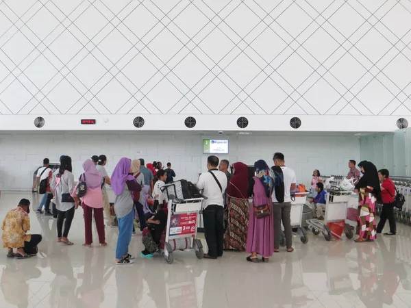 Semarang Indonésie Října 2018 Příchod Cestující Postávat Čeká Jejich Zavazadla — Stock fotografie