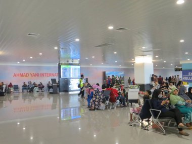 Semarang, Endonezya - 28 Ekim 2018: Havayolu yolcu Ahmad Yani Uluslararası Havaalanı bekleme odasında.