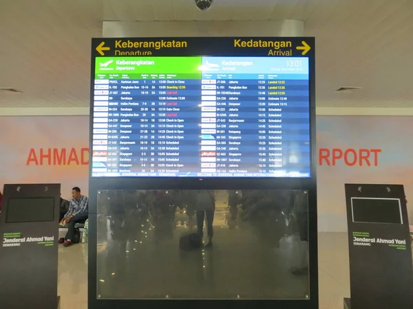 アフマド ヤニ国際空港のターミナルで出発 到着便のスマラン インドネシア 2018 デジタル看板 — ストック写真